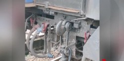 De-a râsu-plânsu! Un tren CFR a pierdut pe drum vagoane cu pasageri, în drum spre mare. Oamenii au aşteptat în câmp să fie recuperaţi