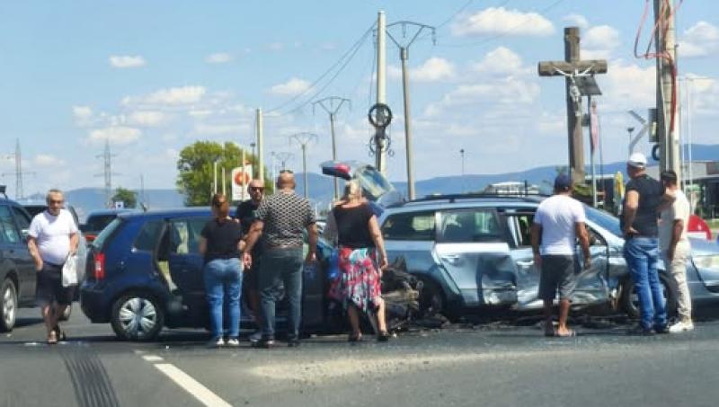 Șase victime, dintre care 2 copii de 7 și 8 ani, în urma unui accident între 2 mașini ”La Cruce”