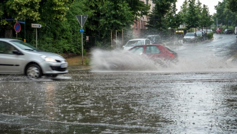 Aradul sub avertizare de  COD PORTOCALIU - averse torențiale! Vezi ce localități sunt vizate