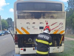 Incendiu izbucnit la un autobuz cu 25 de călători în Chișineu-Criș! Intervenție promptă a pompierilor