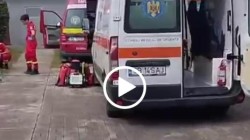 Un bărbat de 43 de ani și fiul lui de 9 ani au murit după ce s-au electrocutat la ieșirea dintr-o piscină gonflabilă