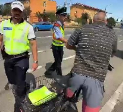 Bicicliștii luați la bani mărunți de polițiștii arădeni…dar și de cei maghiari