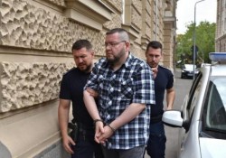 Un profesor de 47 de ani i-a predat fizică erotică elevei sale de 14 ani. Bărbatul a fost reținut pentru viol! Mai avea o condamnare pentru pornografie infantilă, dar a fost lăsat să predea