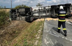 Un TIR încărcat cu grâu s-a răsturnat pe șosea în urma coliziunii cu 2 autoturisme între Bocsig și Beliu. O victimă a fost transportată la spital

