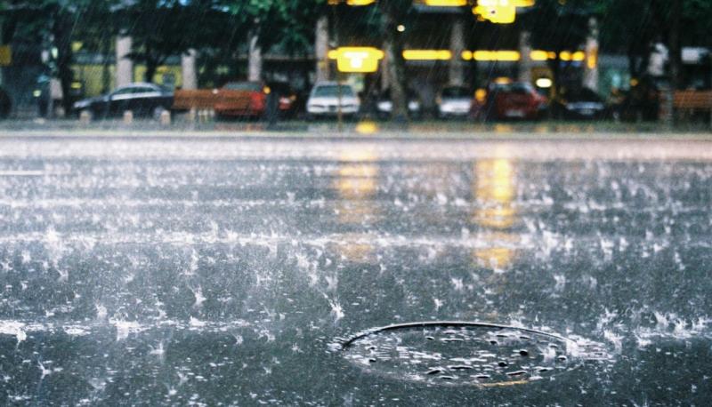 Mai multe localități din județul Arad sub avertizare de COD PORTOCALIU de fenomene meteorologice periculoase: averse torențiale