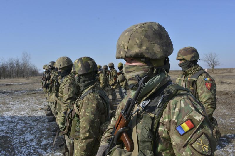 Trei sferturi dintre români susțin introducerea stagiului militar voluntar: 94% dintre votanții PNL au o părere bună

