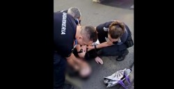 Octogenar căzut pe trotuar în stare de inconștiență în centrul Aradului, salvat de o patrulă în misiune a jandarmilor