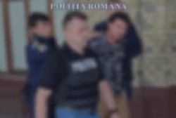 Se fură bagaje în Gara Arad. Un tânăr a furat o valiză dar n-a ajuns departe căci a fost prins de polițiști
