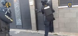 Percheziții ale polițiștilor și procurorilor într-un dosar de trafic de droguri și operațiuni cu psihoactive. Sunt vizate 64 de locații, dintre care majoritatea în cartierul arădean Checheci