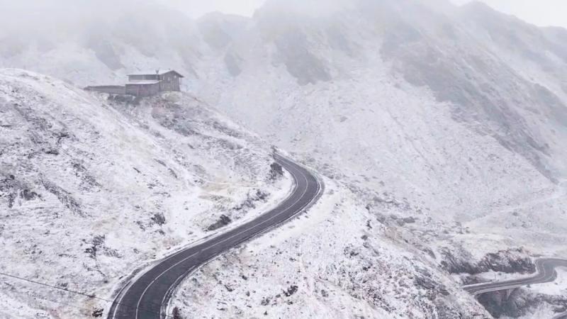 Transalpina închisă din cauza ninsorii. Trafic oprit între Rânca și Obârșia Lotrului