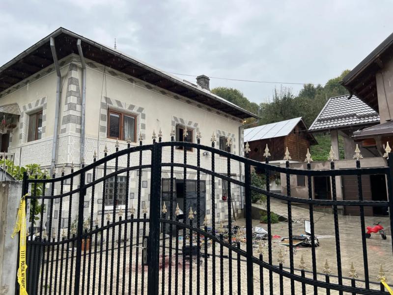 Tragedie pentru un român plecat la muncă în străinătate: soția și fiul de 5 ani au murit după ce femeia a dat foc la casă. Comunitatea din localitate este în stare de șoc