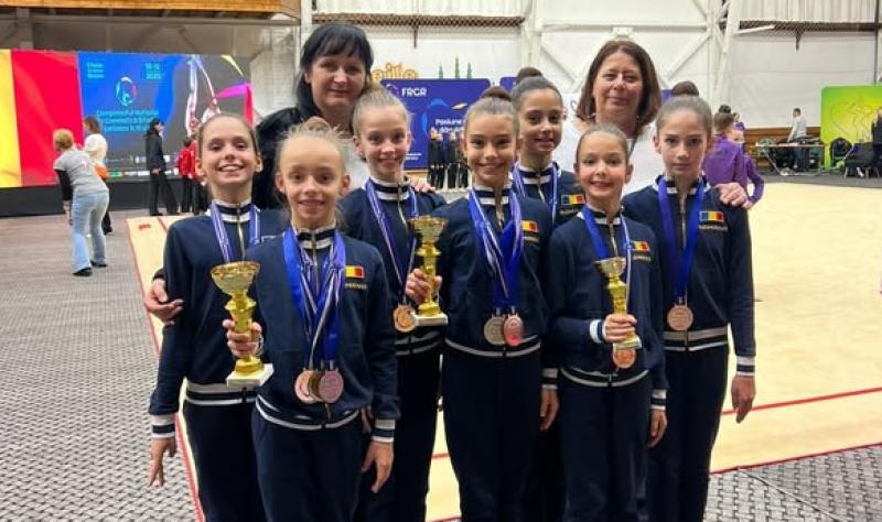 Sportivele secției de gimnastică ritmică de la CSM Arad s-au întors cu 9 medalii, dintre care 3 de aur, de la Campionatelor Naționale de junioare