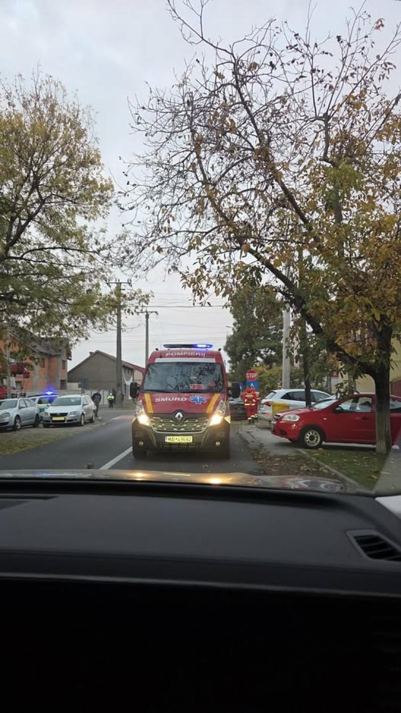 Accident cu 4 victime, dintre care un minor, pe strada Liviu Rebreanu, cu 2 mașini implicate. Pieton lovit în stare de inconștiență