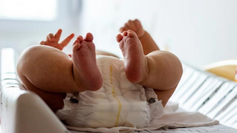 Caz șocant: Un bebeluș de doar 21 de zile a murit după ce sora lui de 5 ani l-a aruncat pe fereastră de la etajul 4. Cum s-a petrecut