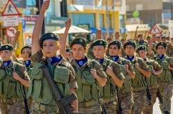 Tinerii vor putea merge în armată pe bază de voluntariat plătit. NU este vorba despre reintroducerea stagiului militar obligatoriu