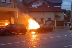 BMW mistuit de flăcări pe strada Cocorilor din Arad
