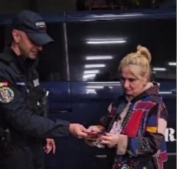 Telefon pierdut, restituit de jandarmii arădeni în cadrul Festivalului Toamnei