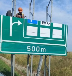 Se montează indicatoare rutiere pe autostrada A1 între Arad și Lugoj. Banda de urgență este închisă