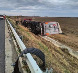 Trafic îngreunat pe autostrada A1 Nădlac – Deva. Un TIR s-a răsturnat după ce a lovit parapetul marginal