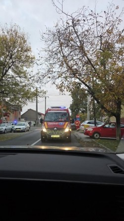 Accident cu 4 victime, dintre care un minor, pe strada Liviu Rebreanu, cu 2 mașini implicate. Pieton lovit în stare de inconștiență