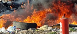 Incendiu la deșeuri menajere pe o suprafață de 200 metri pătrați în curtea unei firme din Zădăreni