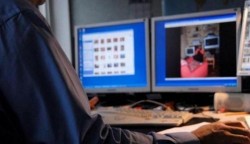 Fată de 14 ani filmată în timp ce întreținea raporturi sexuale cu doi tineri de 24 și 21 de ani! Pentru că minora a refuzat o nouă propunere de a repeta acțiunea, tinerii au difuzat imaginile pe o rețea de socializare