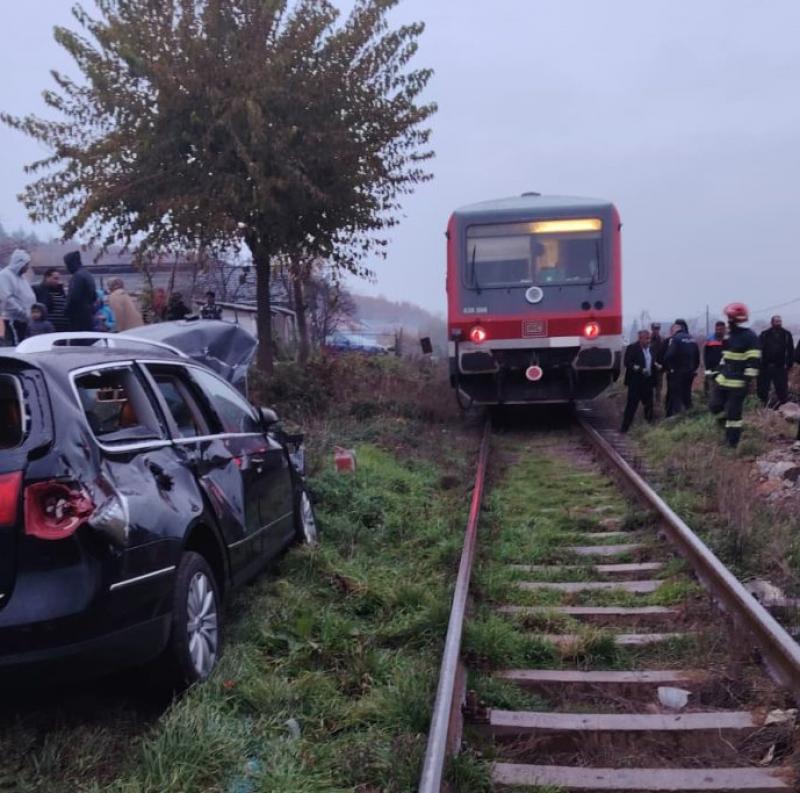 Mașina unei șoferițe de doar 18 ani a ieșit șifonată rău după o confruntare cu trenul! Oare cum de-a obținut permisul…