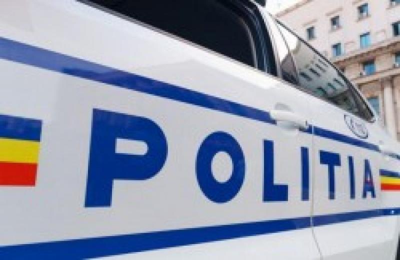 Șofer prins după ce a fugit de polițiștii din Curtici și arestat preventiv pentru conducere fără permis


