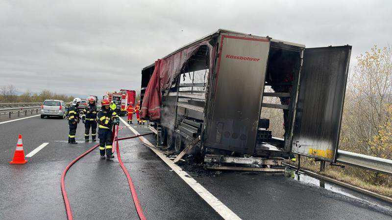 Un autotren a luat foc pe autostrada A1! Trafic restricționat până la prânz
