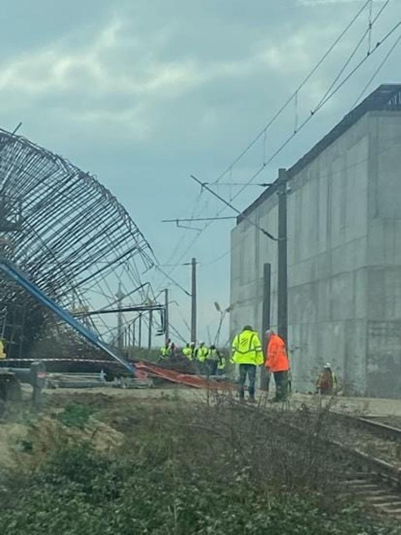 Dorel cât pe ce să provoace o catastrofă feroviară: Cofrajul unui picior de pod a căzut pe linii între Băile Calacea și Orțișoara. Circulație feroviară a fost oprită între Timișoara și Arad