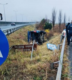Atenție șoferi! Accident pe breteaua de ieșire de pe A1 spre Zădăreni. Traficul rutier este blocat