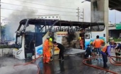 Tragedie națională! 20 de copii au ars de vii după ce autobuzul școlar în care se aflau a luat foc