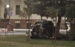 Cu creierul îmbuibat de alcool, un tânăr a intrat într-un copac în sensul giratoriu de la Intim

