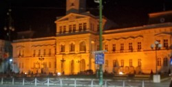 Clădirea Primăriei  iluminată în portocaliu