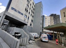 Caz tulburător la Timișoara. O fetiță de 10 ani a fost înjunghiată de mama ei în timp ce dormea. Tatăl a găsit-o plină de răni și a sunat la 112