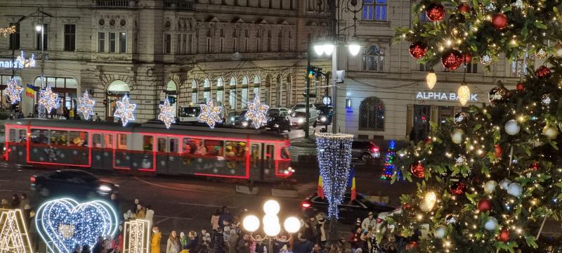 Restricții temporare de circulație în zona Primăriei Arad cu ocazia aprinderii luminițelor în bradul de Crăciun

