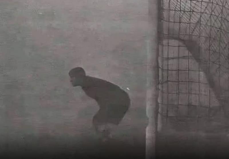 Au ieșit de pe teren din cauza ceții, dar au uitat să anunțe și portarul 