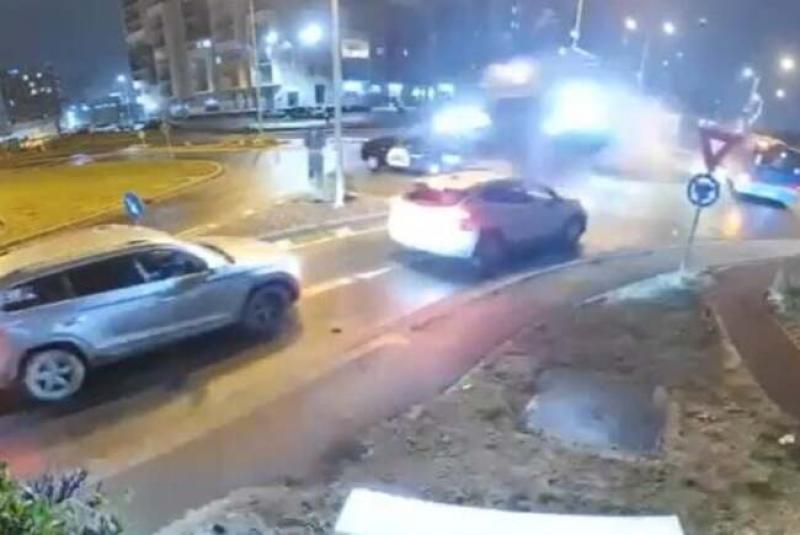 Prima mașină zburătoare din România, la Oradea! Mașina zboară peste alte mașini aflate în trafic