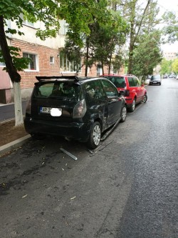Cu o alcoolemie de peste 1 la mie, un arădean a avariat 2 mașini parcate după care a dispărut de la locul faptei