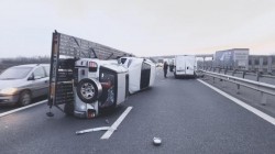 Trailer răsturnat pe A1 între Arad și Timișoara. Trafic îngreunat