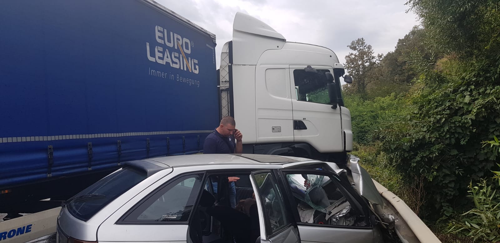 Accident între un autoturism și TIR. O victimă este încarcerată 1