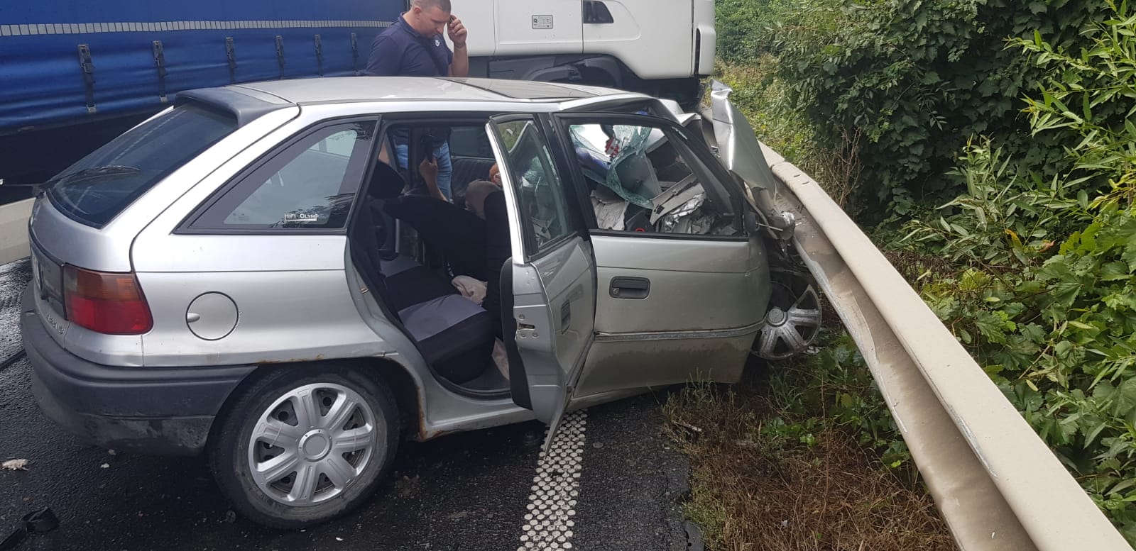 Accident între un autoturism și TIR. O victimă este încarcerată 2