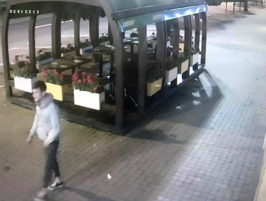 Atunci când n-ai bani de flori, le iei noaptea de pe o terasă. Cu tot cu ghiveci