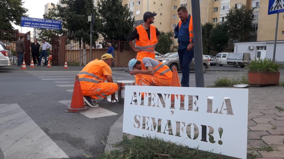 Elevii arădeni întâmpinaţi la trecerile de pietoni cu mesaje preventive 2