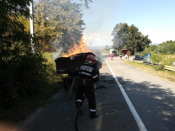 Incendiu la o remorcă în Brazii 4