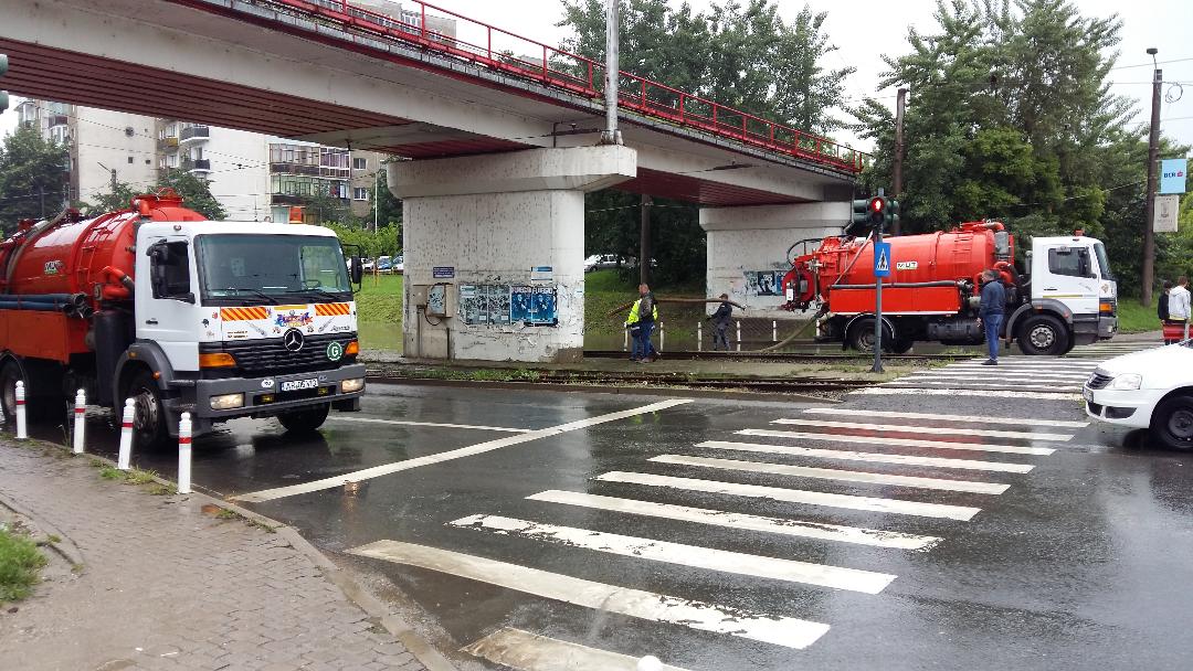 Intervenții pentru îndepărtarea apei acumulate pe carosabil după ce ploaia a blocat mai multe străzi din municipiu