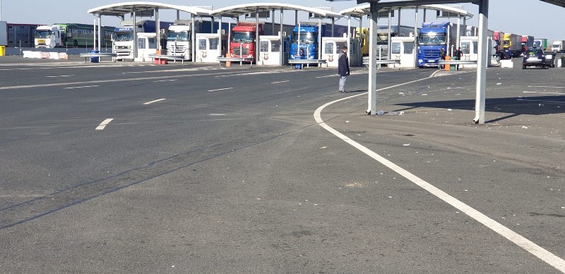 Romanii Care Se Intorc In Tara Continua Sa Aglomereze Vama Nadlac Peste Trei Ore Timpul De Asteptare In Nadlac 1