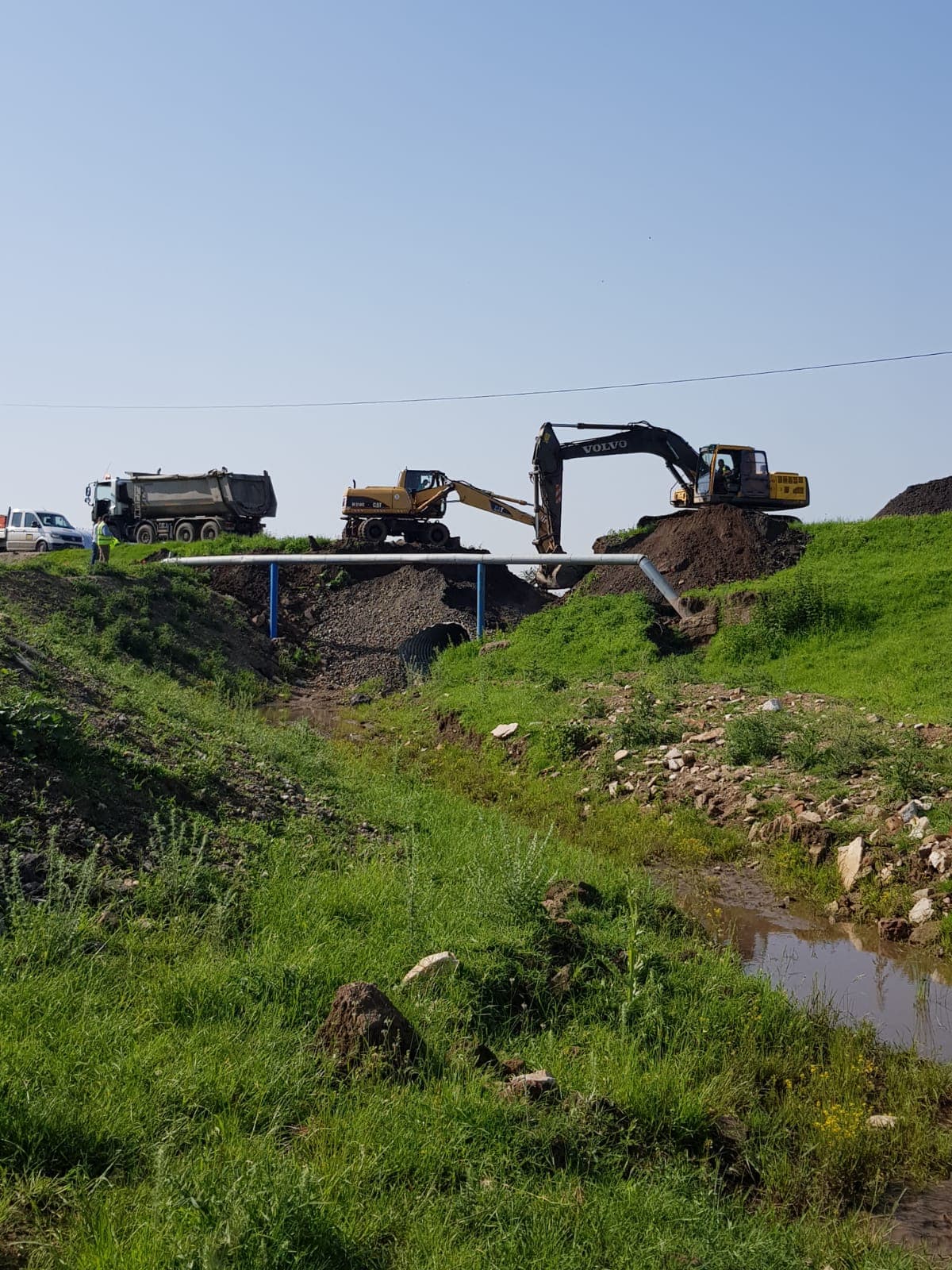 Se lucrează trei zile non-stop pentru refacerea podului dintre Aluniș și Frumușeni