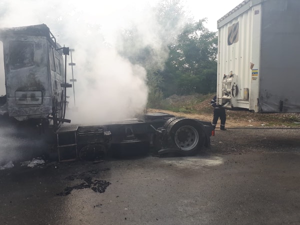 TIR încărcat cu hârtie, în flăcări pe DN 76 1