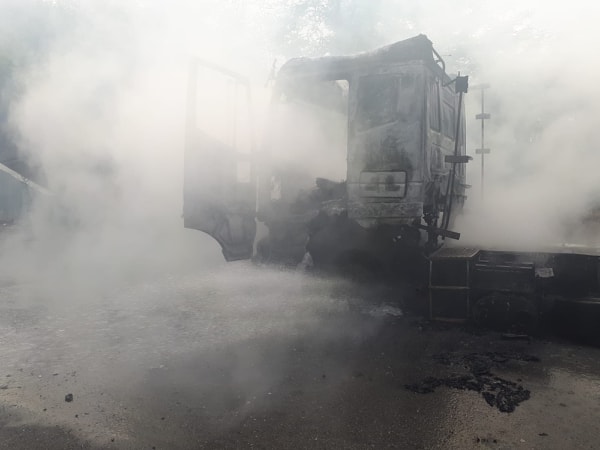 TIR încărcat cu hârtie, în flăcări pe DN 76 2